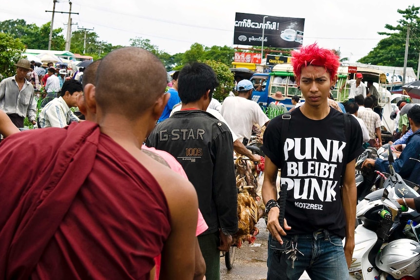 Myanmar: Kyaw Kyaw and a Buddhist cross their way in Dala