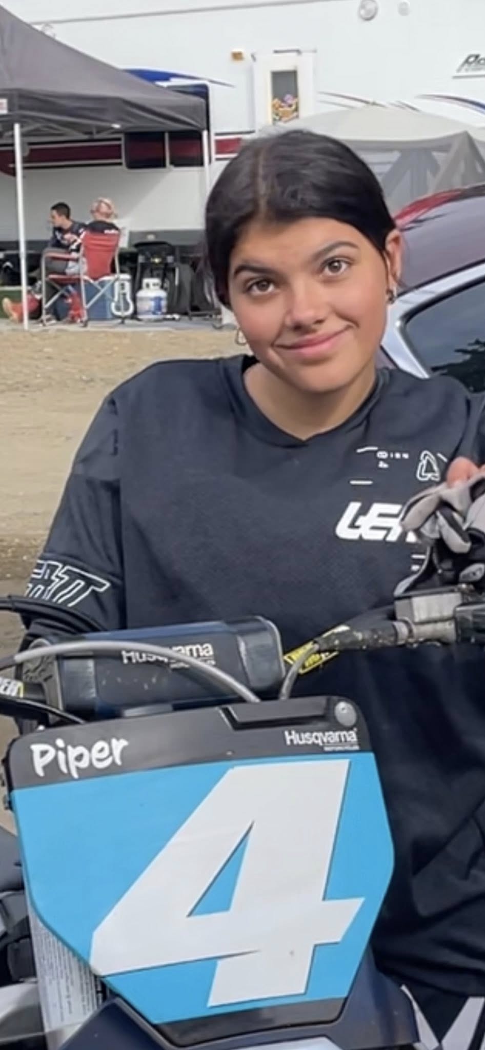 Una mujer joven en una moto de cross
