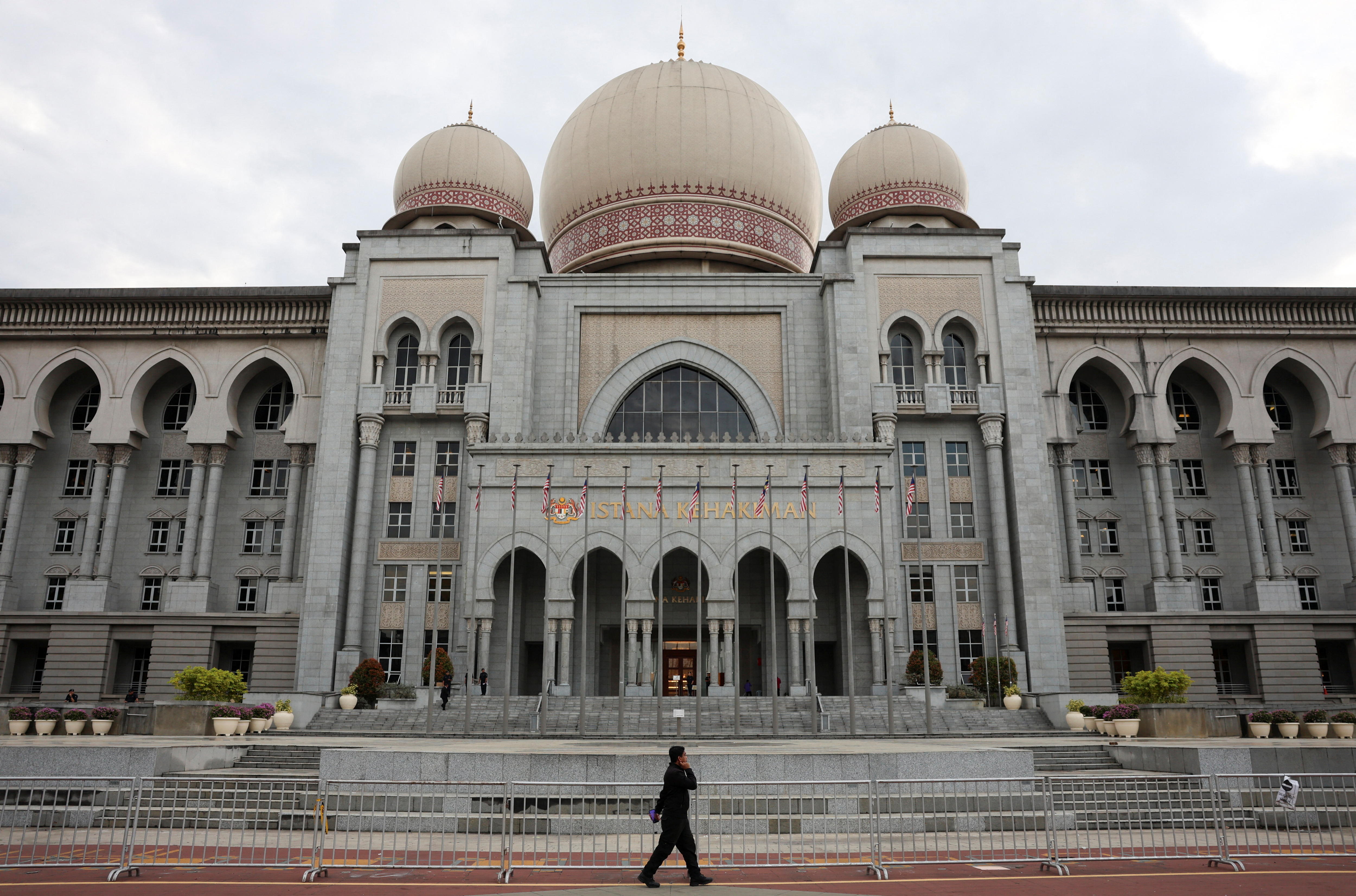 Un gran palacio de justicia de estilo arquitectónico islámico