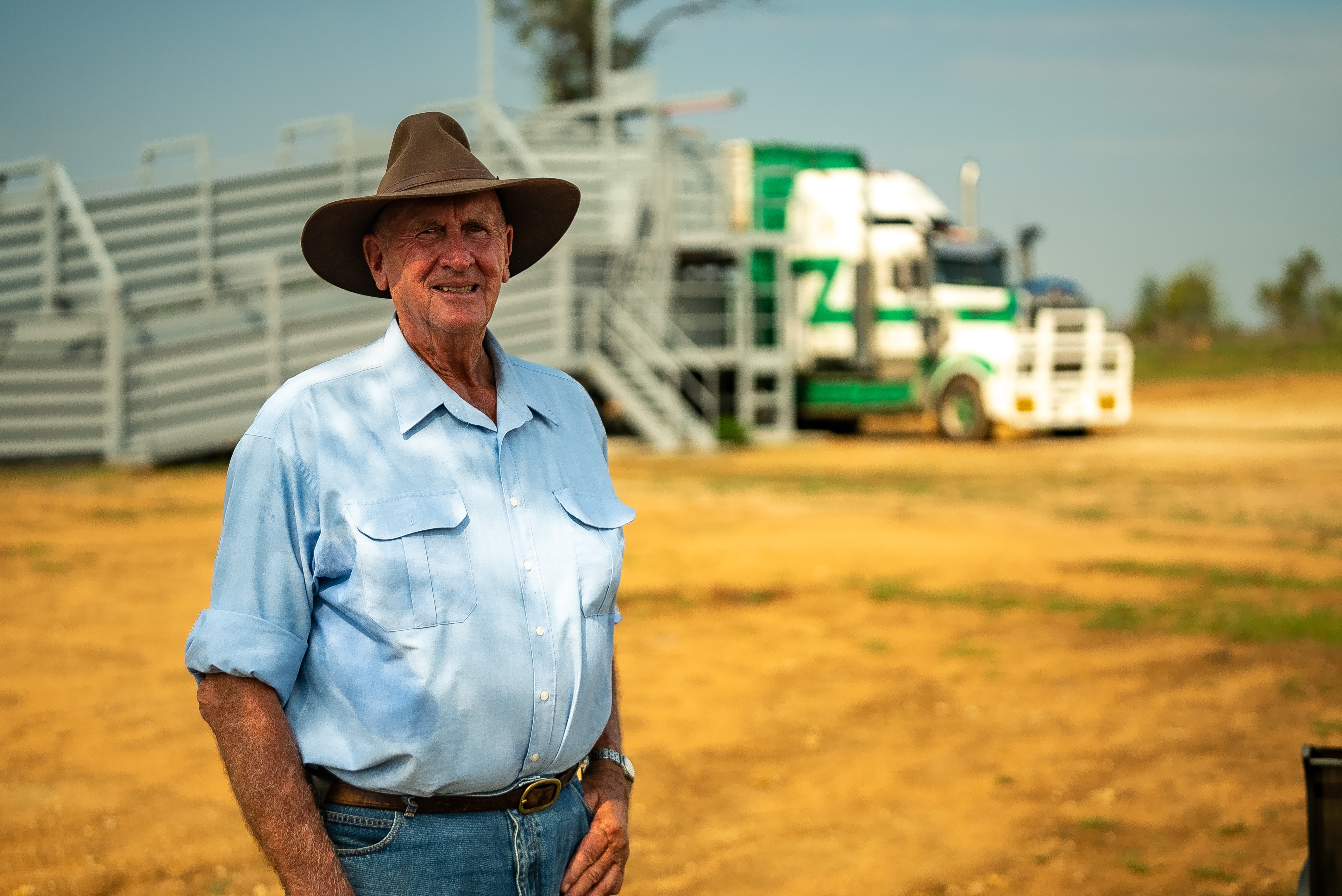 Un hombre sonríe frente a una furgoneta y sube por una rampa.