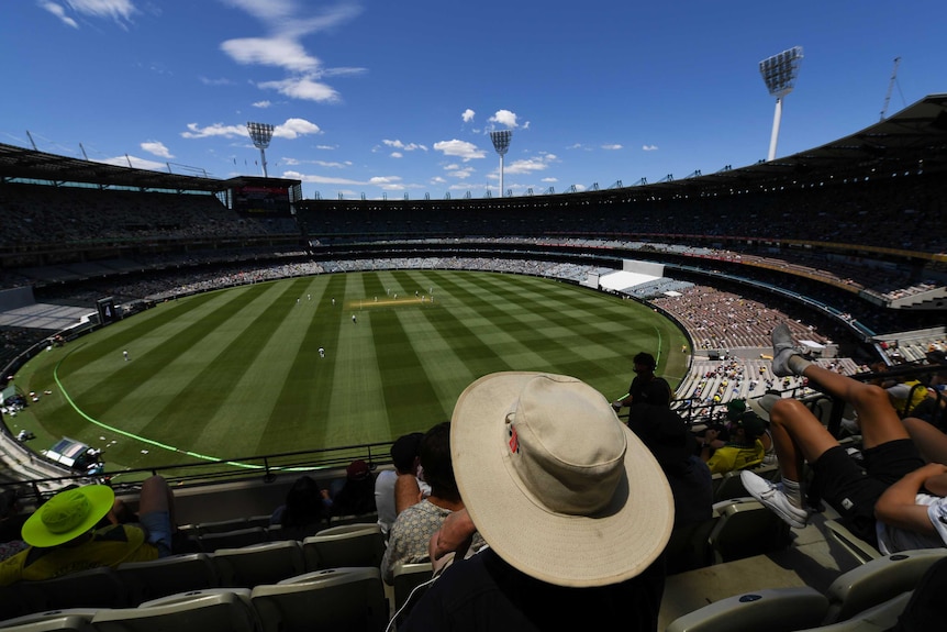 Une photo des tribunes montre les terrains du MCG, avec des foules à distance sociale dans les tribunes