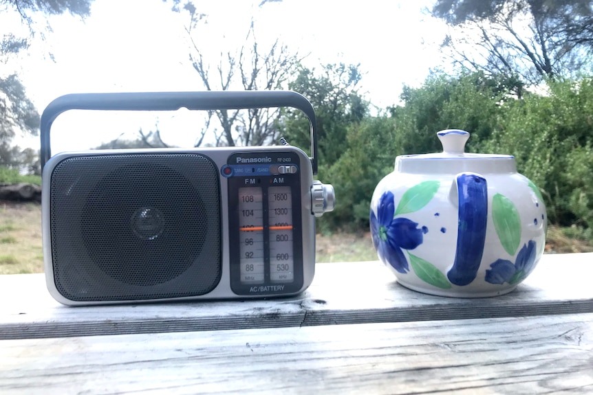 Photograph of a radio and a teapot.