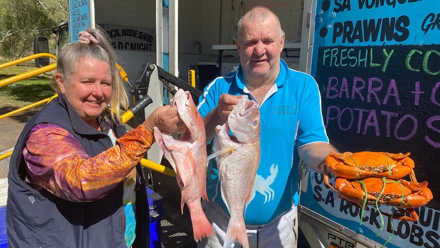Les prix élevés du carburant et les longues distances mettent la pression sur les détaillants de poisson d’Australie centrale