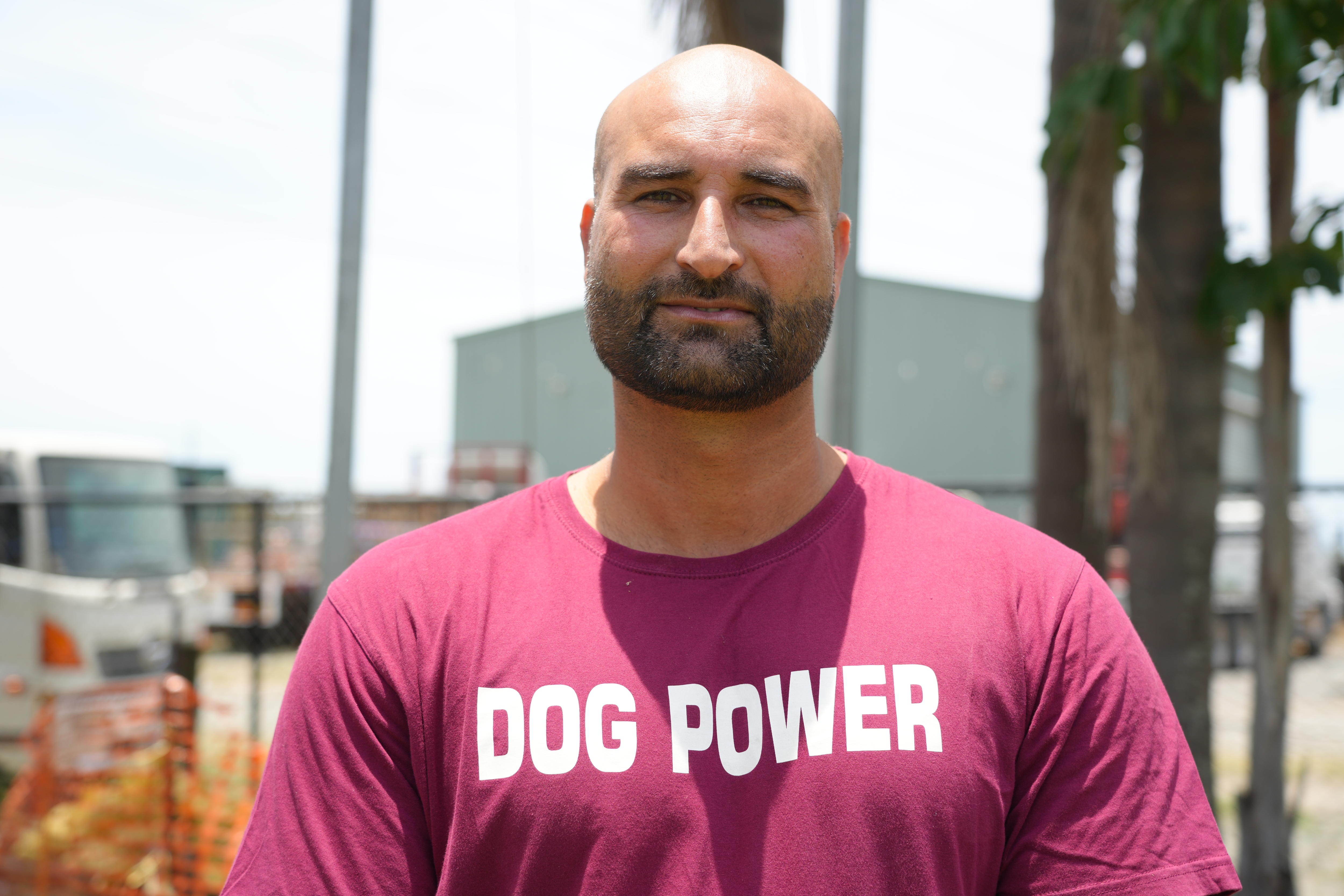 Um homem com uma camisa marrom que dizia 