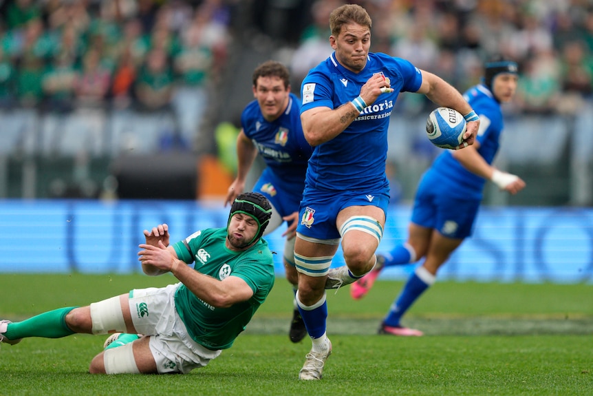 Lorenzo Cannone runs with the ball under one arm