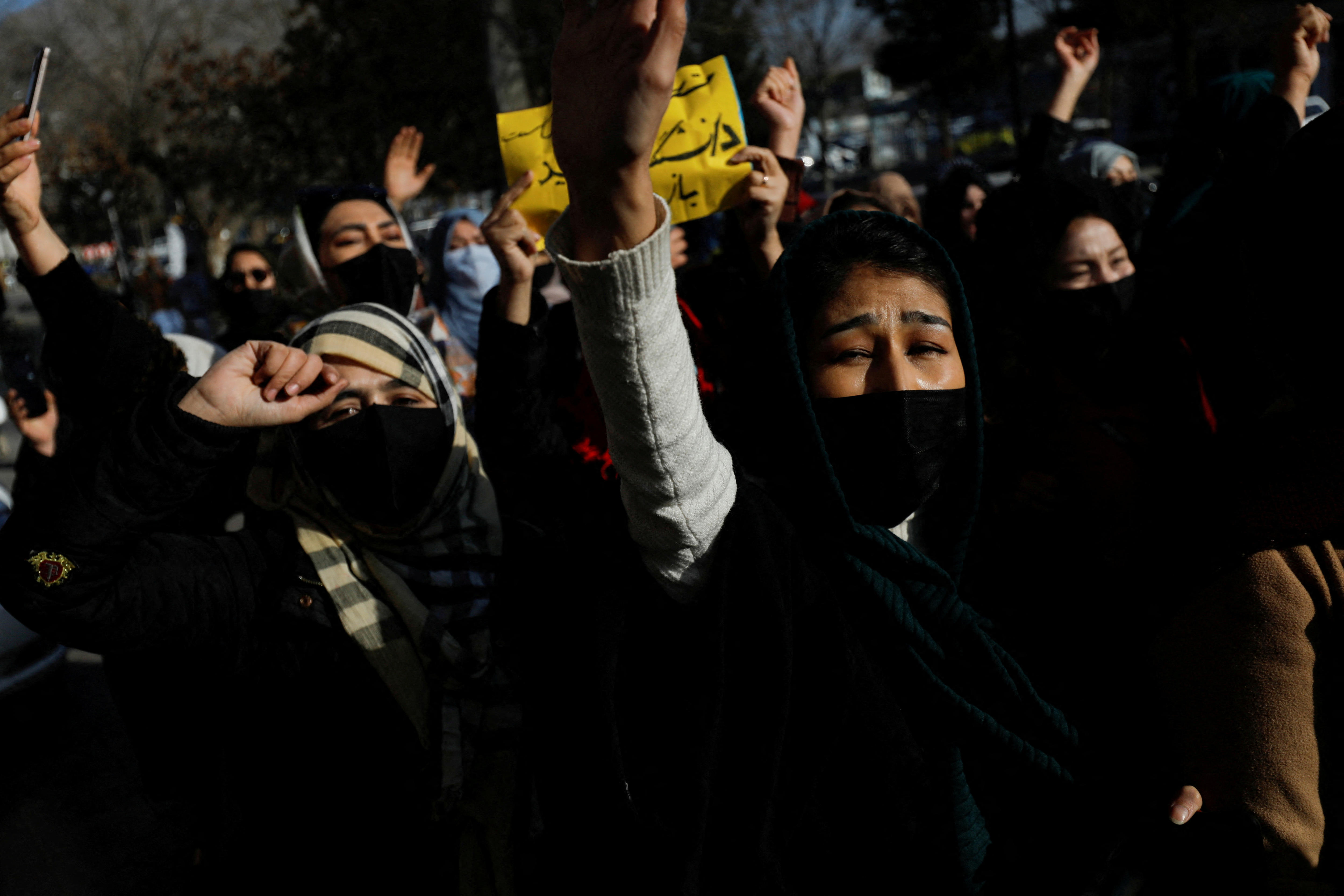 阿富汗妇女高呼口号抗议关闭大学。