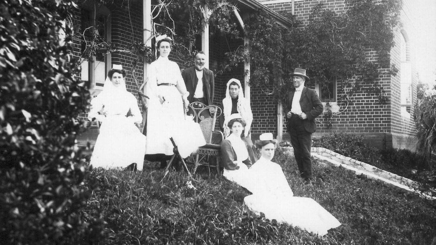 A group of nurses and doctors taken in 1900