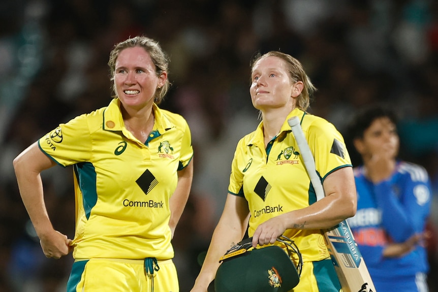 Alyssa Healy and Beth Mooney stand together