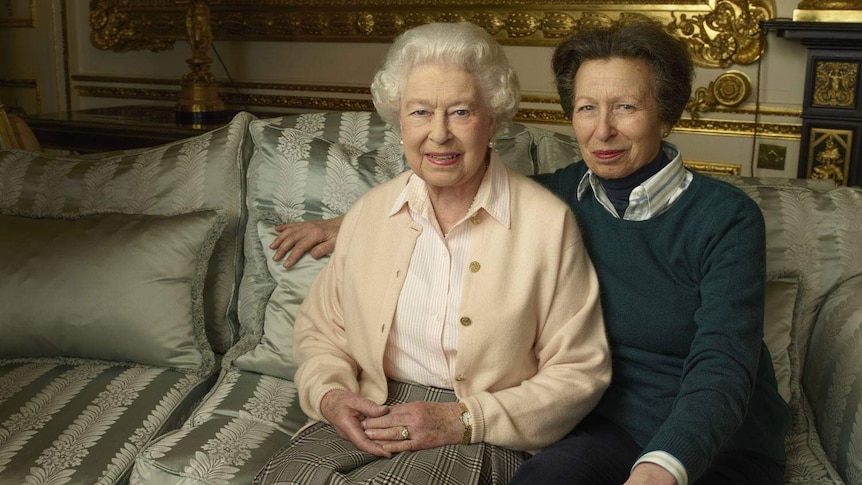 The Queen sits posing with her daughter