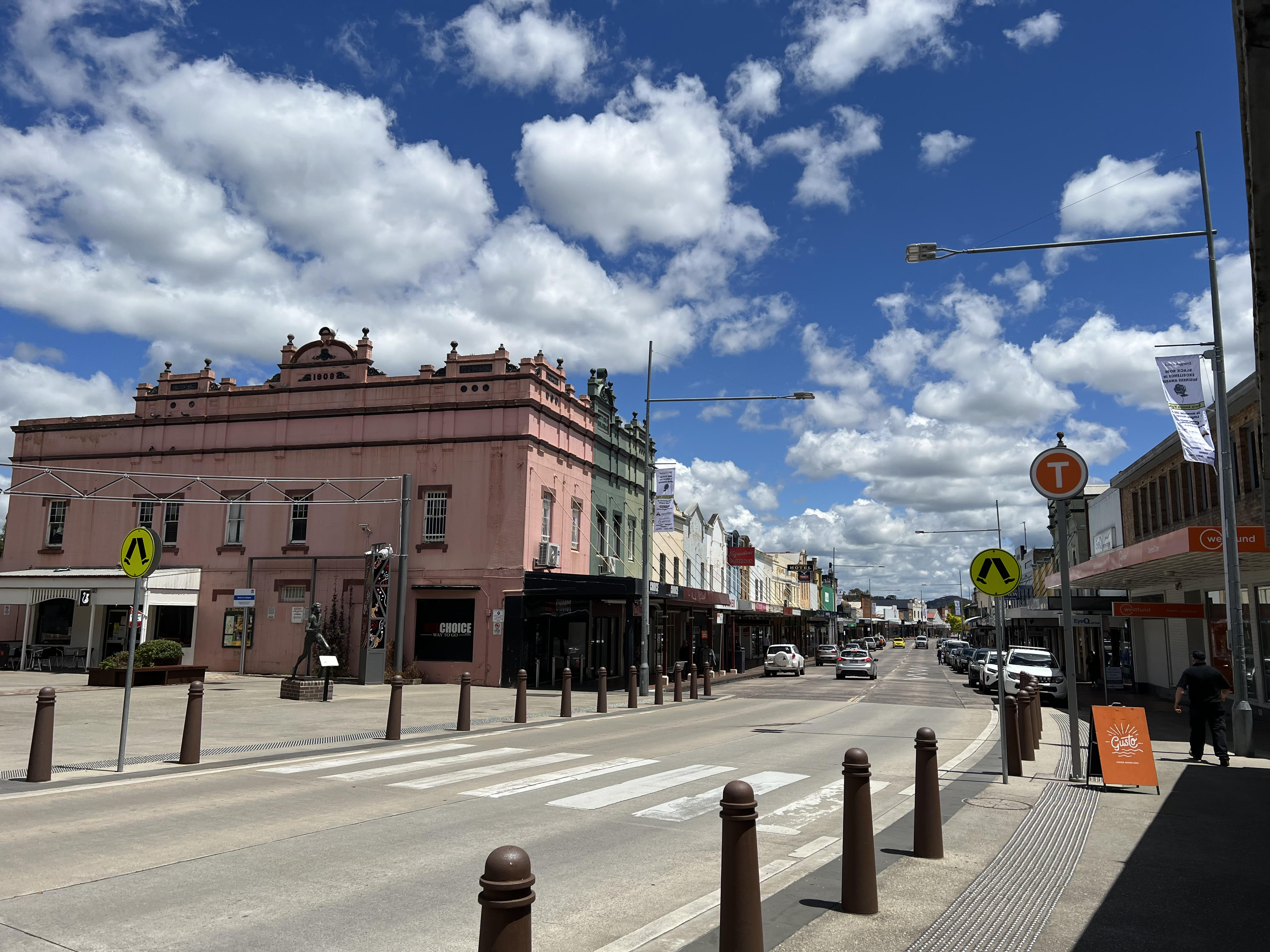 Showers at the showground and free cafe feeds as flooding knocks out NSW gas pipeline