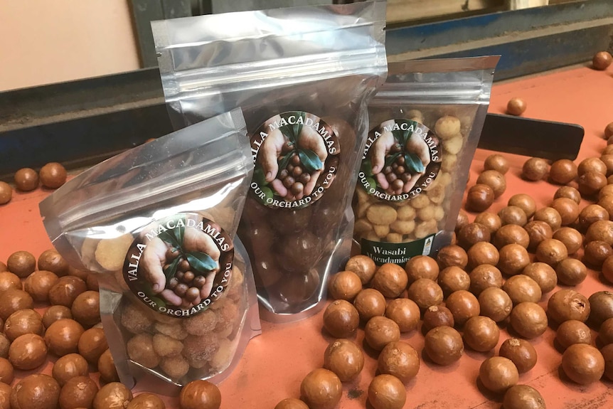 Packaged flavoured macadamias