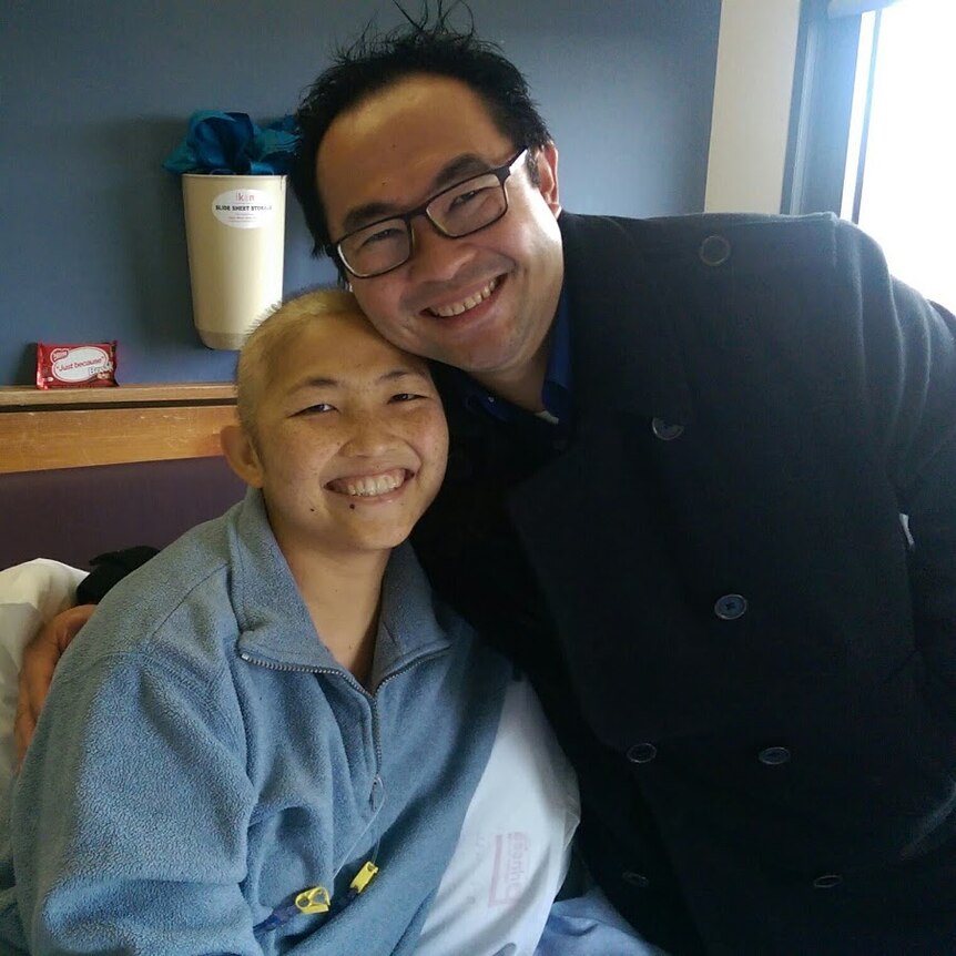 Eko Ariyanto bersama adiknya Natalia Dewiyani yang sedang menjalani perawatan kanker di tahun 2015.