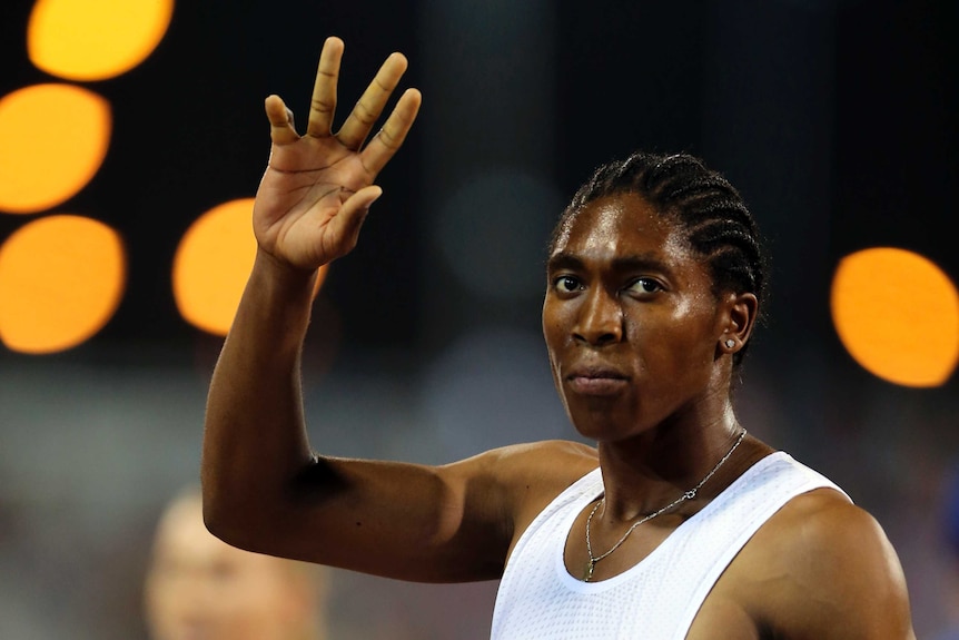 Caster Semenya célèbre sa victoire sur 1 500 m à la Qatar Diamond League