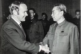 肖特和周恩来于1971年握手。