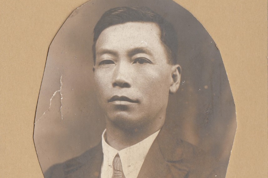 一个亚裔男子在一张旧照片上
