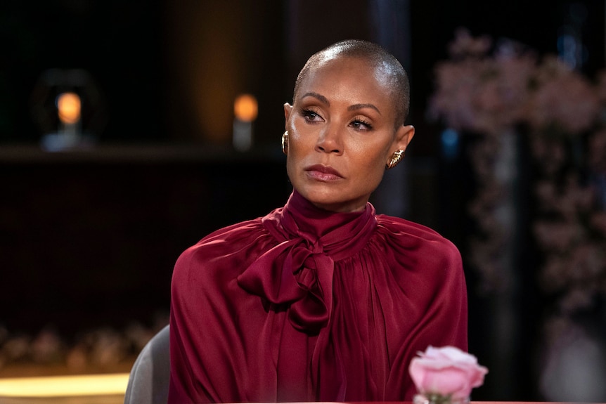 Jada Pinkett Smith spogląda w dal