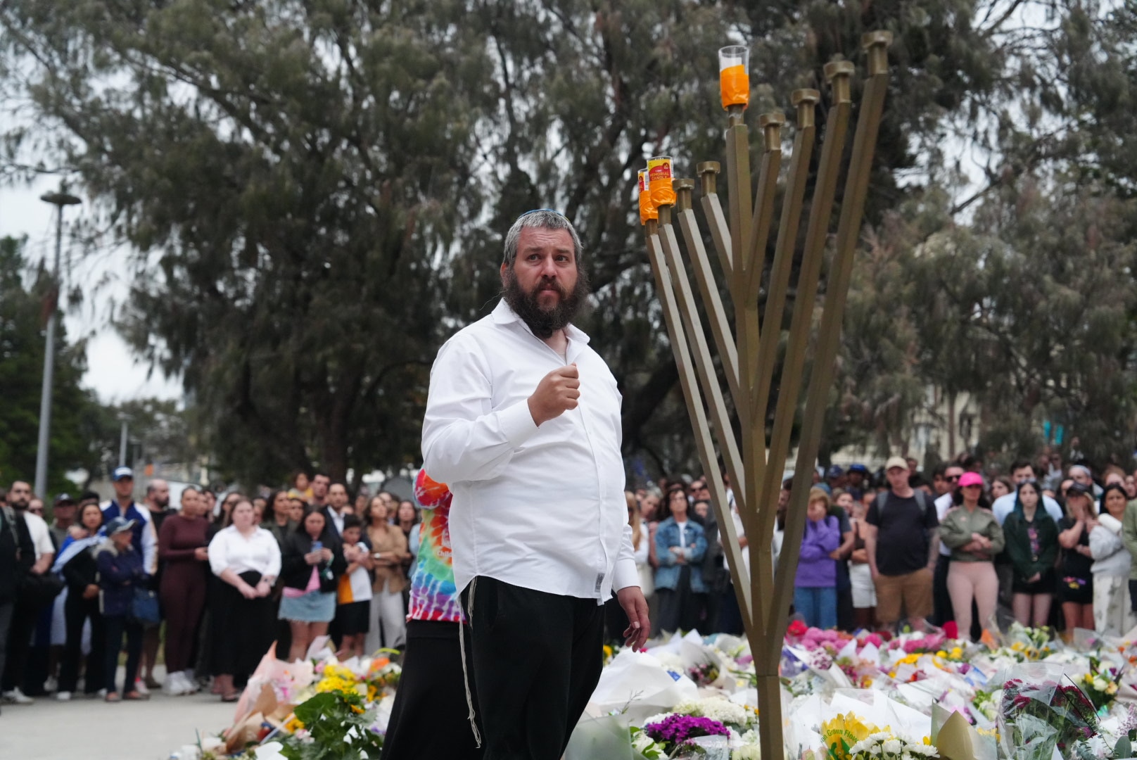 Um rabino se dirige à multidão de enlutados na vigília em Bondi Beach