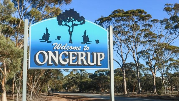 A sign saying 'welcome to ongerup'.