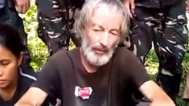 Canadian hostage Robert Hall in an Abu Sayyaf terror group hostage video.