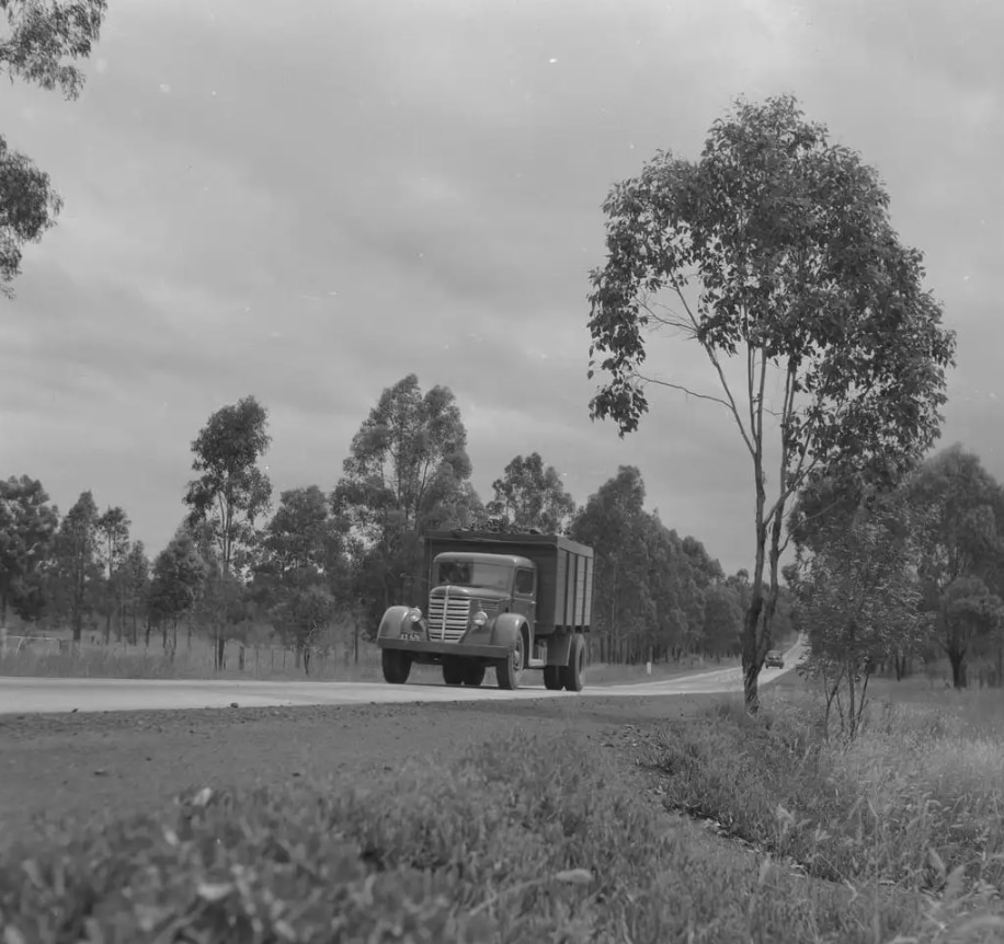 Una fotografía en blanco y negro de un camión de carbón en una carretera.