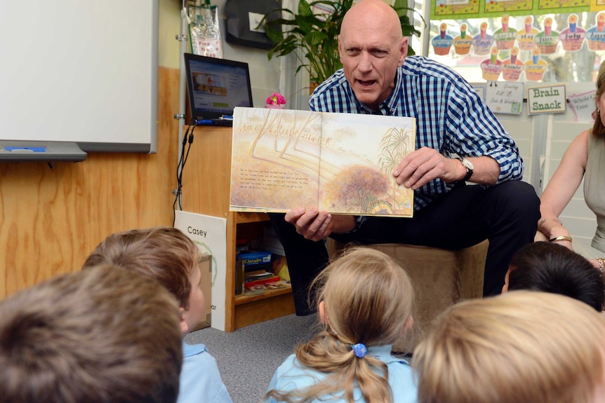 Peter Garrett visits Windsor State School.