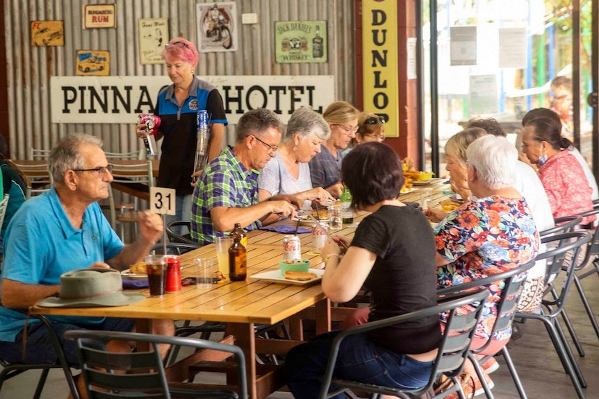 Un groupe de touristes déjeunant dans un pub
