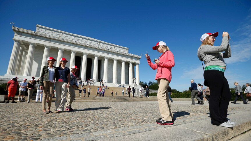 Students take photos during visit to Lincoln Memorial
