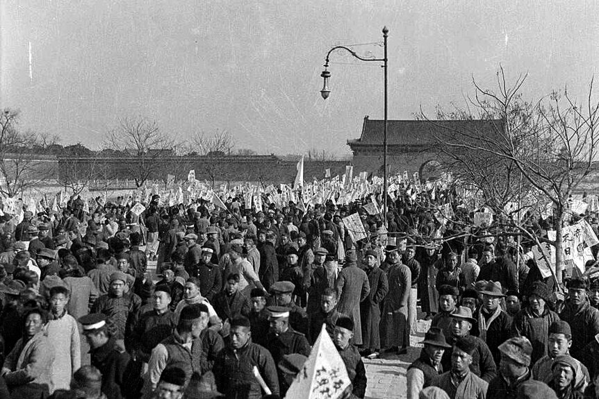 照片摄于1919年。示威者，其中大多数是各高校的学生，聚集在天安门抗议《凡尔赛条约》。