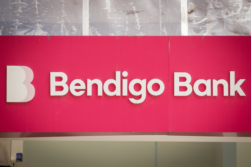 A red Bendigo Bank sign. 