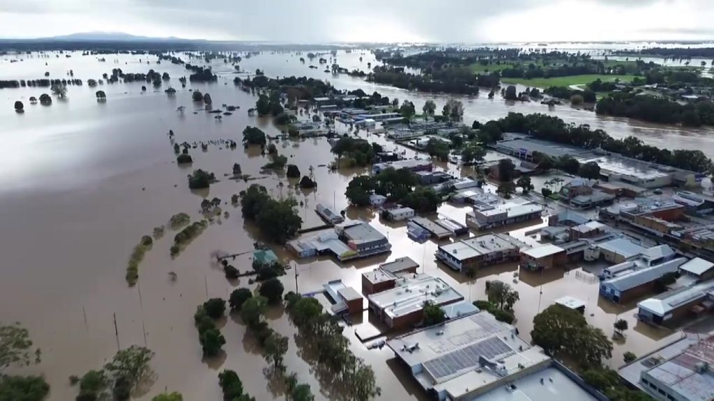 Drone footage of floodwaters in Kempsey, NSW - ABC News