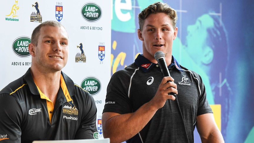 Wallabies' skipper Michael Hooper (R) speaks with David Pocock on at a media event in February 2018.