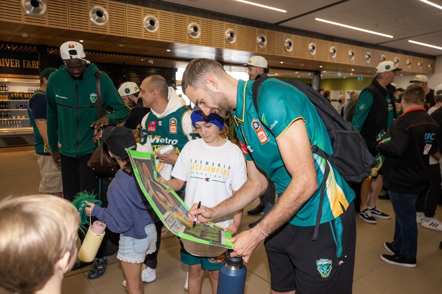 A basketballer meeting fans at the airport.