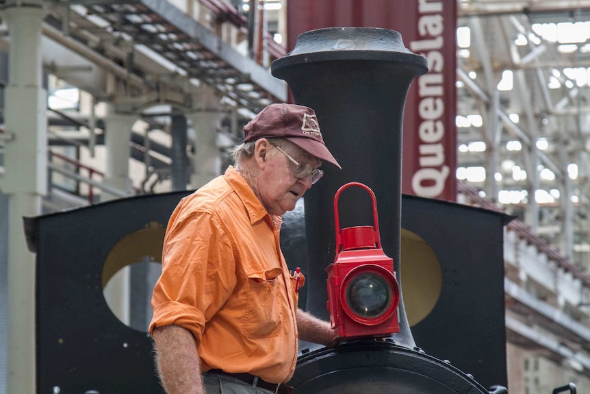 Don Pryde places a lantern on top of the Hunslet.