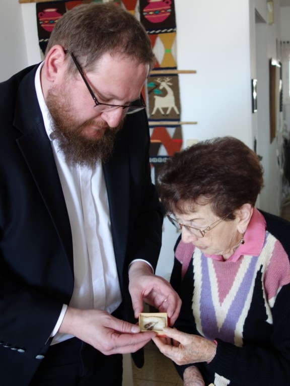Batszewa Dagan hands over good luck charm to Auschwitz Museum director