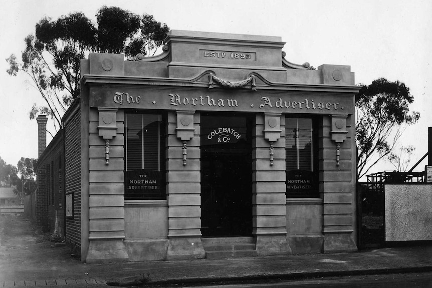 Ancienne photo en noir et blanc du bâtiment Northam Advertiser datant de 1893.