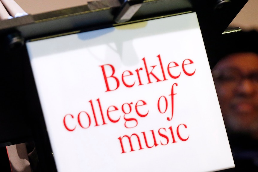 吴啸雷就读于波士顿美国伯克利音乐学院。