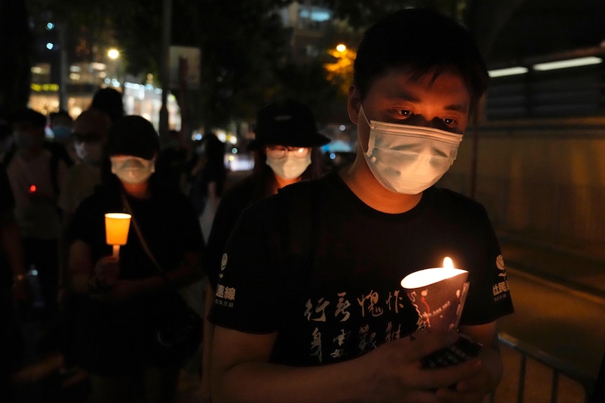 La gente camina con velas para conmemorar el aniversario de la represión militar contra un movimiento estudiantil a favor de la democracia en China