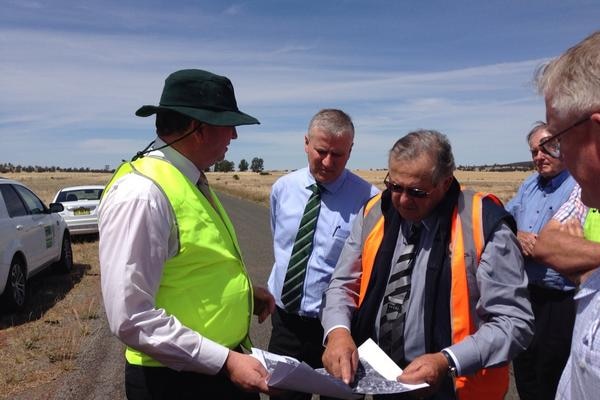 Federal Agriculture Minister, BarnabyJoyce, speaking to Griffith Mayor, John Dal Broi, about Lake Coolah.