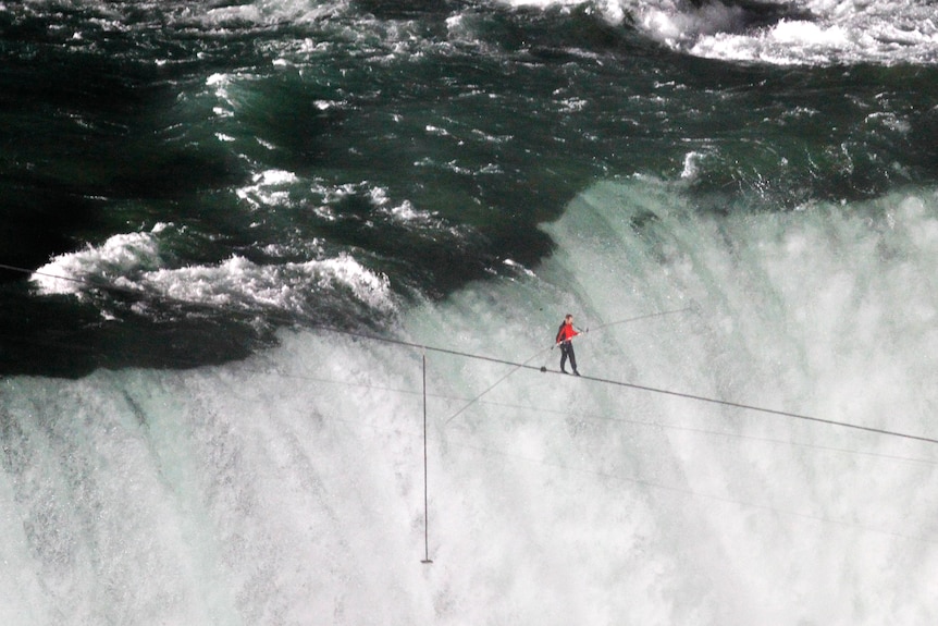 Wallenda traverses Niagara Falls on tightrope