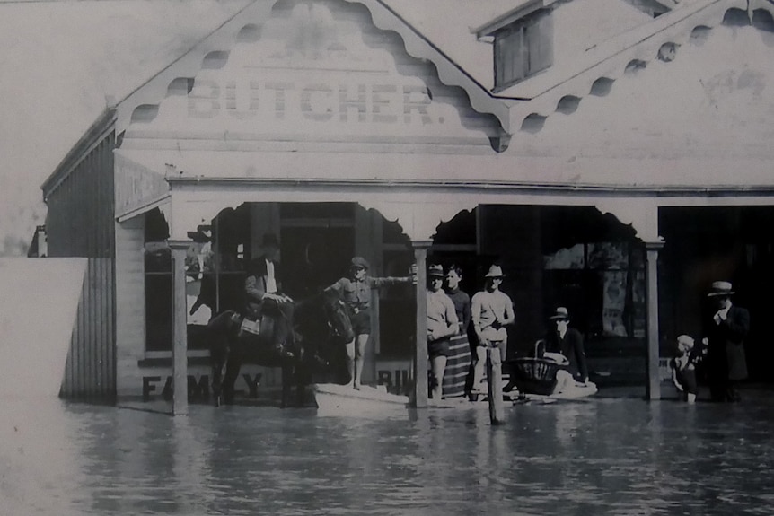 Photo d'archive en noir et blanc d'une boucherie inondée en 1921