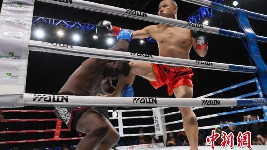 Shi Yanzhao kicks Gabriel in the boxing ring.