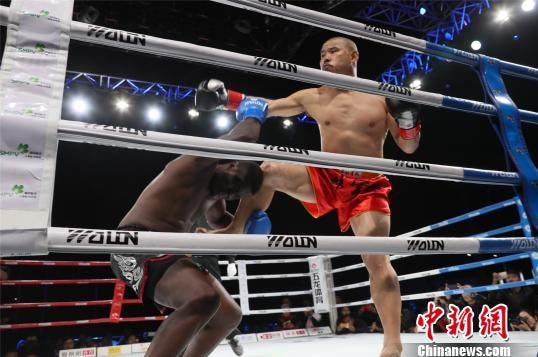 Shi Yanzhao kicks Gabriel in the boxing ring.
