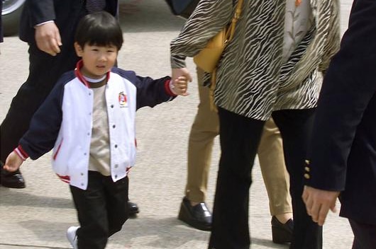 Kim Han-sol as a child, holding his mother's hand