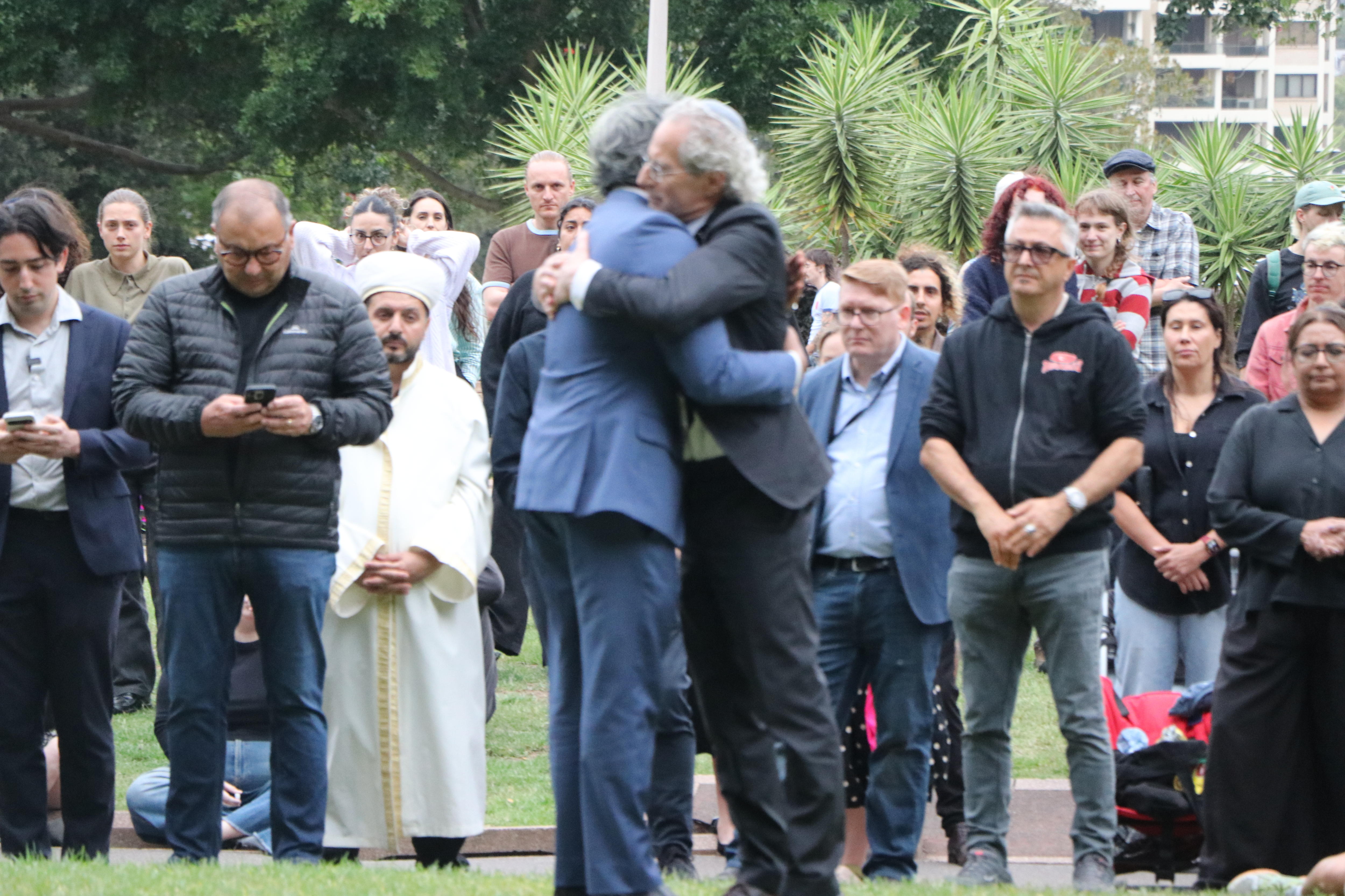Dois homens abraçados em um parque