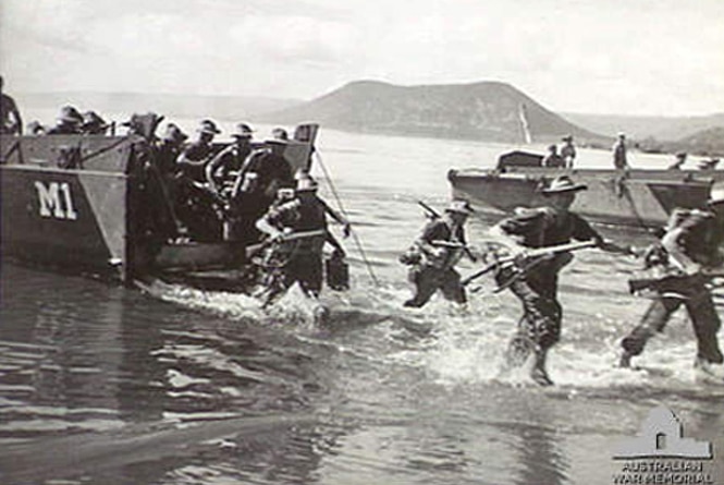 Troops of 29/46 Infantry Battalion come ashore south of Rabaul, New Britain.