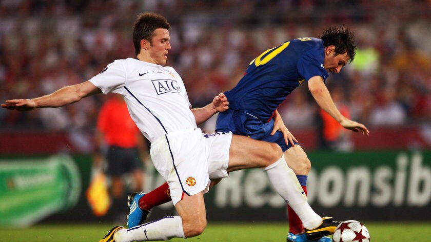 Two weeks out...Michael Carrick (l) sustained an ankle injury during the week. (file photo)