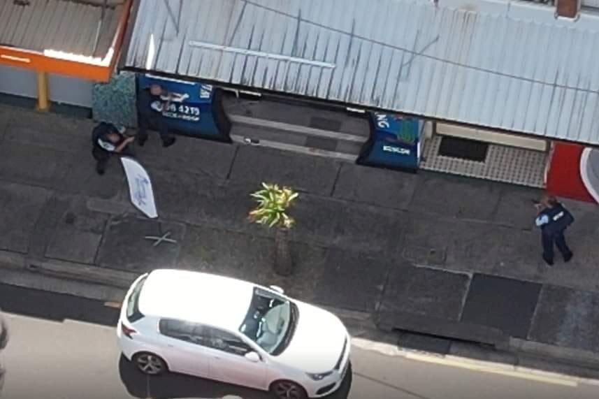 police with firearms drawn outside a dive shop