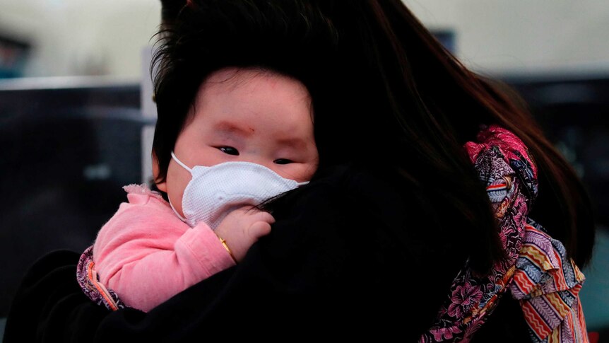 A child wears a mask to prevent an outbreak of a new coronavirus in Hong Kong.