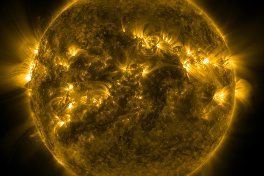 La superficie del Sol mostrando destellos dorados.