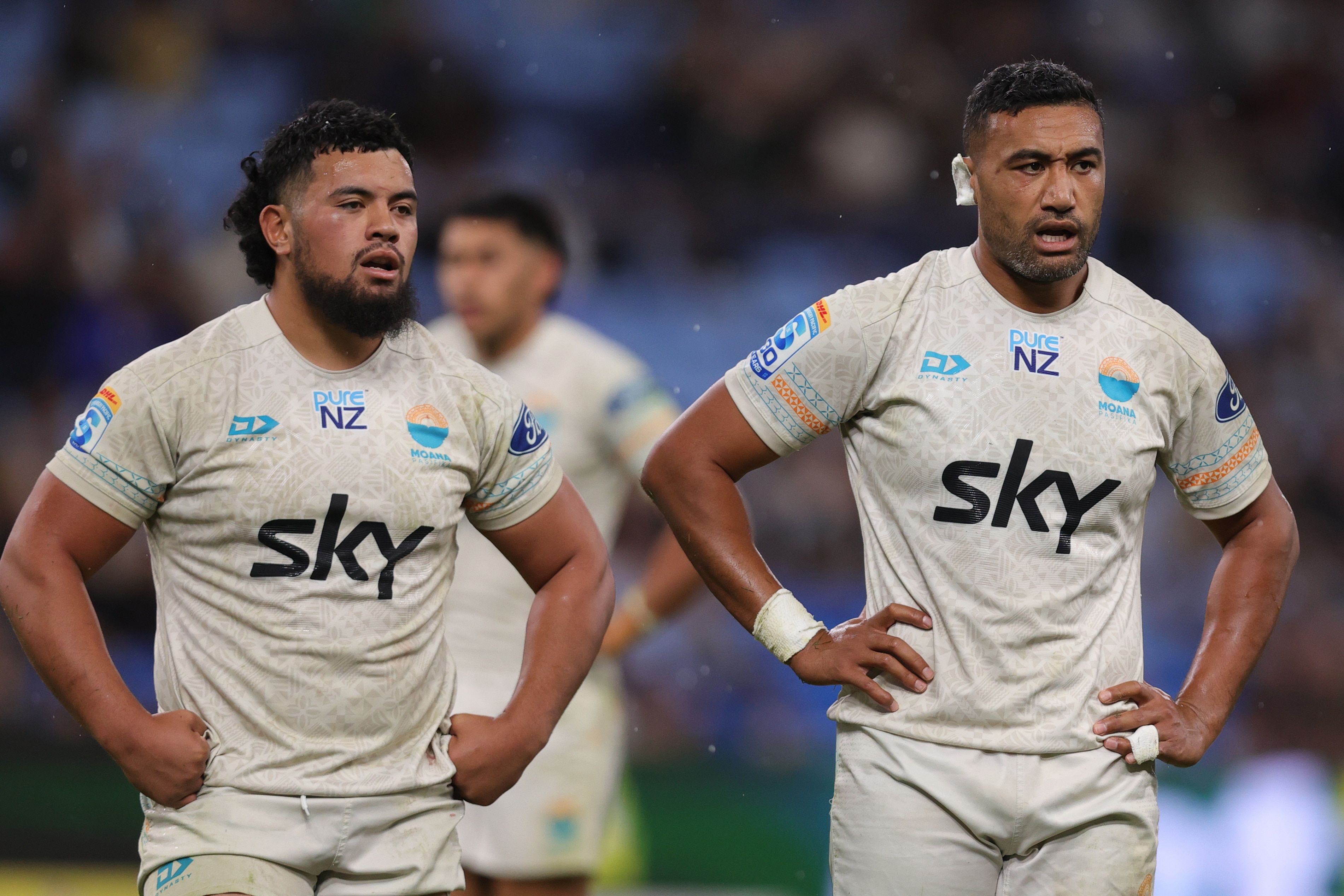 Duas jogadoras de Moana Pasifika com as mãos na cintura durante a partida do Super Rugby Pacific contra os Waratahs.